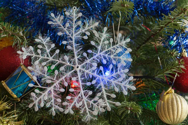 Árvore Natal Decorada Com Brinquedos Brilhantes Guirlandas Close — Fotografia de Stock