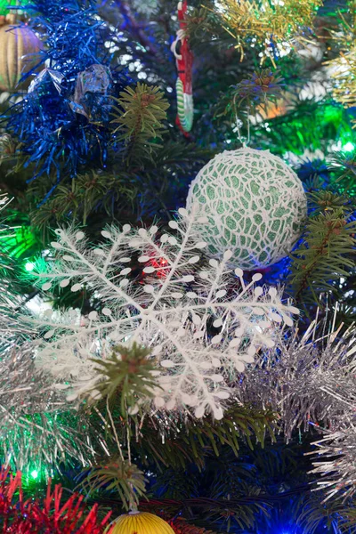 Der Weihnachtsbaum Ist Mit Bunten Spielzeugen Und Girlanden Geschmückt Nahaufnahme — Stockfoto