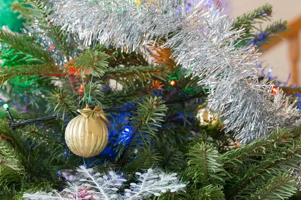 Χριστουγεννιάτικο Δέντρο Είναι Διακοσμημένο Φωτεινά Παιχνίδια Και Γιρλάντες Κοντινό Πλάνο — Φωτογραφία Αρχείου