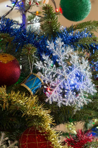 Árbol Navidad Está Decorado Con Brillantes Juguetes Guirnaldas Primer Plano — Foto de Stock