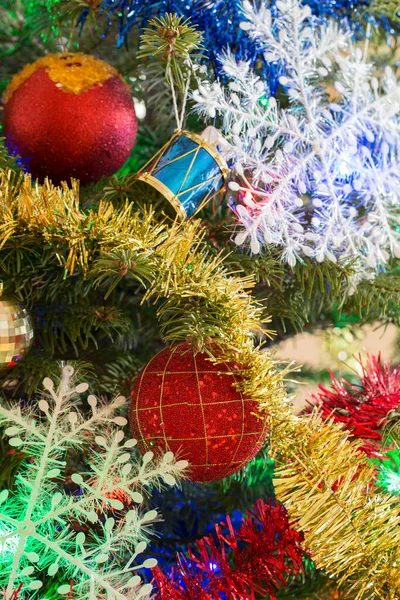 Árbol Navidad Está Decorado Con Brillantes Juguetes Guirnaldas Primer Plano — Foto de Stock