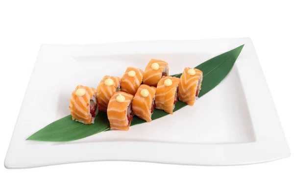 Filadélfia Sushi Maki Arranjada Uma Folha Verde Isolado Num Fundo — Fotografia de Stock