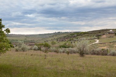 Şehrin kenar mahallelerine bakan harika bir manzara. Moldova Cumhuriyeti 'nin güzel manzaraları.