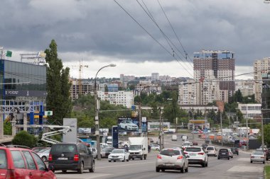 Chisinau, Moldova - 1 Haziran 2020: Chisinau şehrindeki Calea orheiului Caddesi, Moldova 'nın en büyük şehri Kishinev olarak da bilinir..