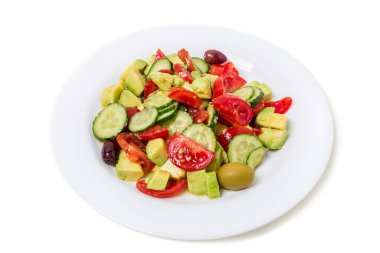 Taze sebze salatası ve avokado. Beyaz bir arka planda izole edilmiş. Yakın plan..