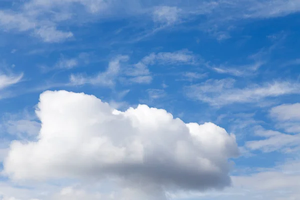 Samotny Duży Chmura Błękitny Zachmurzony Niebo Jest Symbol Samotności Zbliżenie — Zdjęcie stockowe