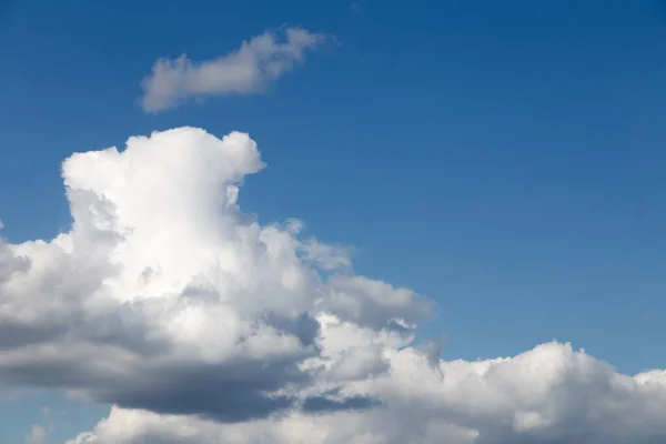 Samotny Duży Chmura Błękitny Zachmurzony Niebo Jest Symbol Samotności Zbliżenie — Zdjęcie stockowe