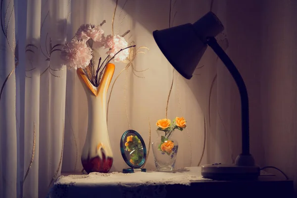 Stilleven Met Kunstbloemen Een Lamp Compositie Geplaatst Een Achtergrond Van — Stockfoto