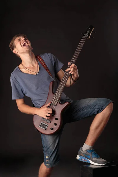 Rockmusiker Spielt Gitarre Vereinzelt Vor Schwarzem Hintergrund Nahaufnahme — Stockfoto