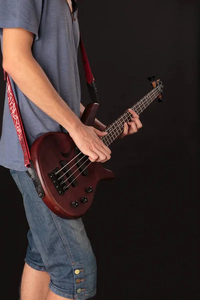 Rockový Muzikant Hraje Elektrickou Kytaru Izolovaný Černém Pozadí Detailní Záběr — Stock fotografie