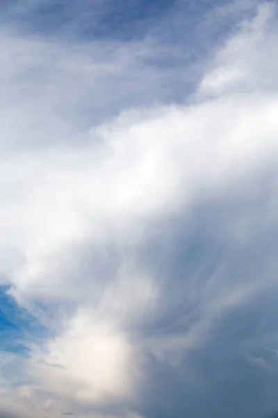 Modrá Obloha Pozadí Bílými Mraky Detailní Záběr — Stock fotografie