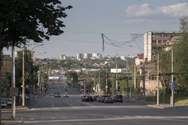Mihai Viteazul caddesinden Chisinau manzarası. Chisinau, Moldova - 10 Mayıs 2020: Chisinau şehrinde Orheul olarak da bilinen Mihai Viteazul sokağı, Moldova 'nın en büyük kenti Kishinev olarak da bilinir..