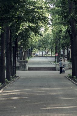 Stefan Cel Mare parkında Klasikler Sokağı. Başkentin merkez parkı. Puşkin 'in eski adı da Phe Park' tı. 7 Haziran 2020. Chisinau, Moldova Cumhuriyeti.
