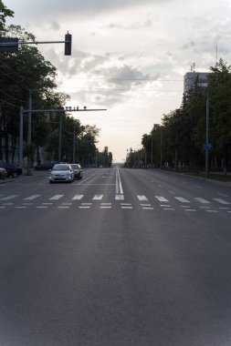 Suncet 'ten sonra şehrin merkezi caddesinde. Chisinau, Moldova Cumhuriyeti. Stefan cel Mare Bulvarı.