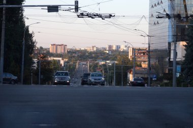 Alexei Sciusev Caddesi 'nden Mihai Viteazul Caddesi' nin manzarası. Chisinau, Moldova Cumhuriyeti - 17 Ağustos 2020: Chisinau şehrinde Orheul olarak da bilinen Mihai Viteazul sokağı, Moldova 'nın en büyük kenti Kishinev olarak da bilinir..