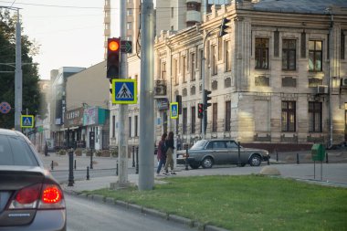 Sabah tarihi binanın üzerinde güneş parıldıyor. Chisinau, Moldova Cumhuriyeti, Stefan cel Mare bulvarı ve Toma Cerba caddesinin kesiştiği yer. 17 Eylül 2020, saat 07: 34.