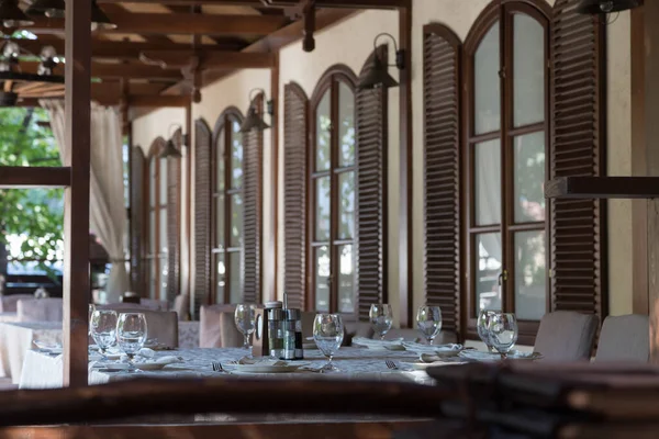 Sommerterrasse Des Cafés Mit Servierten Tischen Sehr Schönes Interieur Nahaufnahme — Stockfoto