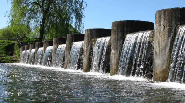 Şelale şehir kanalında. Minsk.