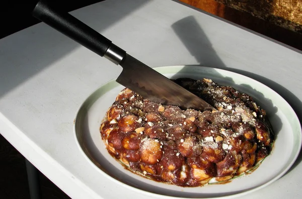 Ev yapımı pasta çikolatalı krema ile.