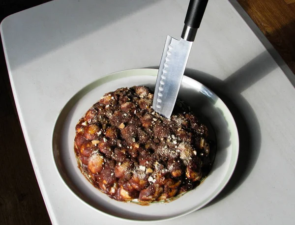 Ev yapımı pasta çikolatalı krema ile.