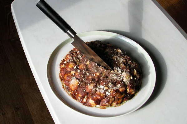 Ev yapımı pasta çikolatalı krema ile.