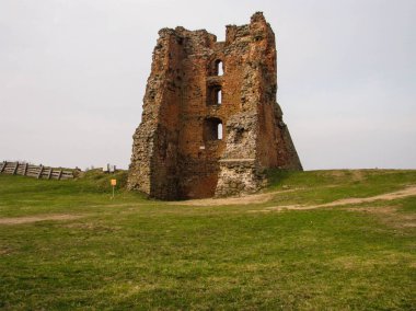 Eski bir feodal kalesinin kalıntıları. Şehir Novogrudok. Belarus.
