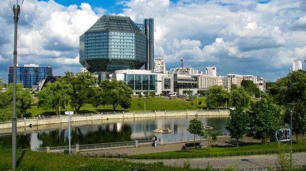 Minsk, Beyaz Rusya - 10 Temmuz 2018: Beyaz Rusya Milli Kütüphanesi.