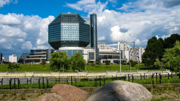 Minsk, Beyaz Rusya - 10 Temmuz 2018: Beyaz Rusya Milli Kütüphanesi.