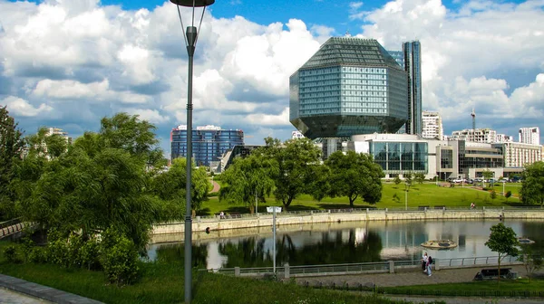 Minsk, Beyaz Rusya - 10 Temmuz 2018: Beyaz Rusya Milli Kütüphanesi.