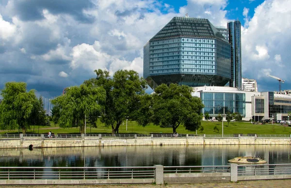 Minsk, Beyaz Rusya - 10 Temmuz 2018: Beyaz Rusya Milli Kütüphanesi.