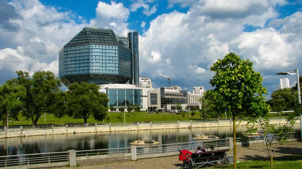 Minsk, Beyaz Rusya - 10 Temmuz 2018: Beyaz Rusya Milli Kütüphanesi.