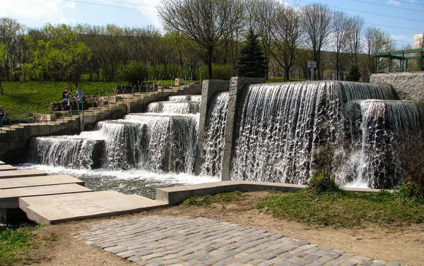 Kentsel Parkland Şelalesi. Minsk. Belarus.