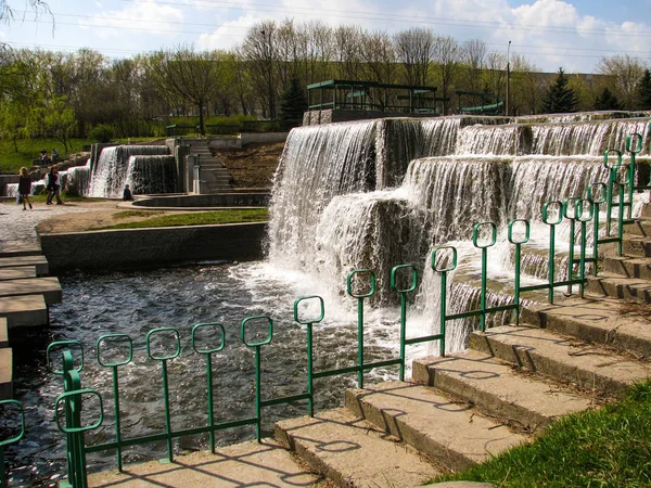 都会の緑地の滝 ミンスク ベラルーシ — ストック写真