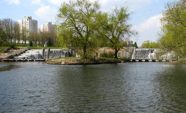 Kentsel Parkland Şelalesi. Minsk. Belarus.