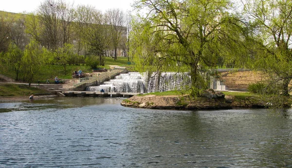 Kentsel Parkland Şelalesi. Minsk. Belarus.