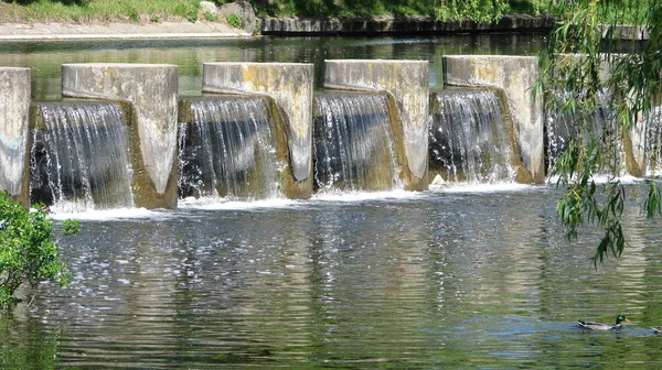 Minsk 'te bir su kanalındaki şehir parkında şelale.