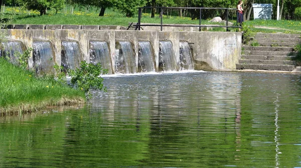 Minsk 'te bir su kanalındaki şehir parkında şelale.