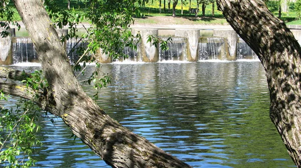Minsk 'te bir su kanalındaki şehir parkında şelale.