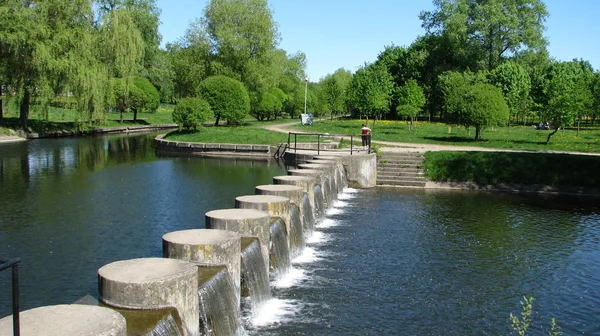 Minsk 'te bir su kanalındaki şehir parkında şelale.