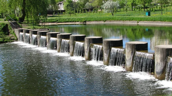 Minsk 'te bir su kanalındaki şehir parkında şelale.