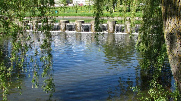 Minsk 'te bir su kanalındaki şehir parkında şelale.