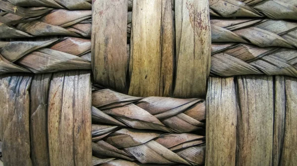 El yapımı bir hasır sepeti parçası. Dokuma yün Vines dokusu.