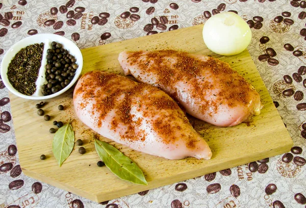 Tavuk göğsü daha fazla kavurma için baharat ile terbiyeli.