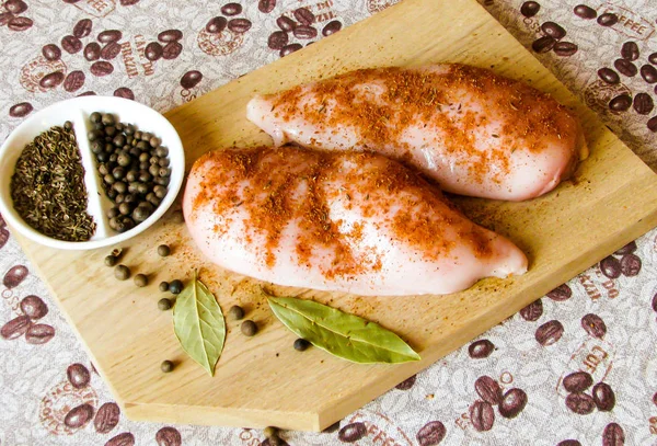 Tavuk göğsü daha fazla kavurma için baharat ile terbiyeli.