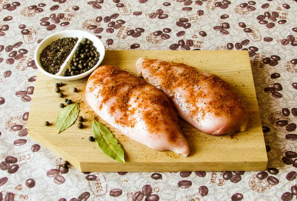Tavuk göğsü daha fazla kavurma için baharat ile terbiyeli.