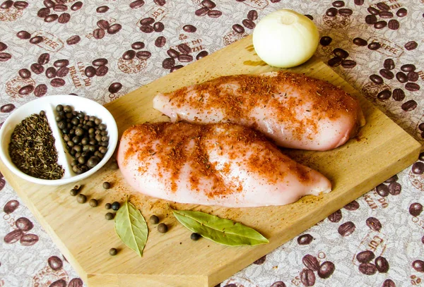 Tavuk göğsü daha fazla kavurma için baharat ile terbiyeli.