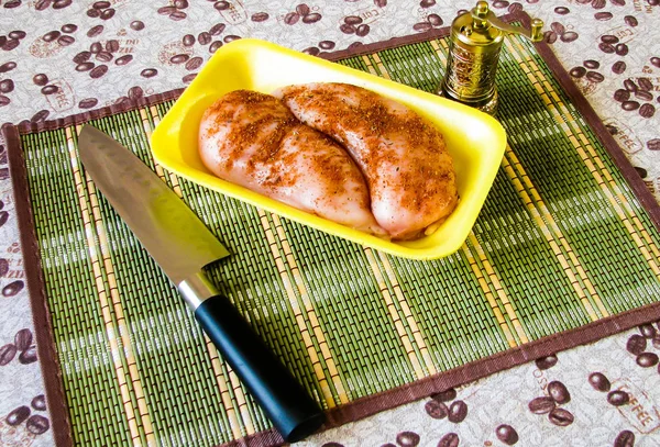 Tavuk göğsü daha fazla kavurma için baharat ile terbiyeli.