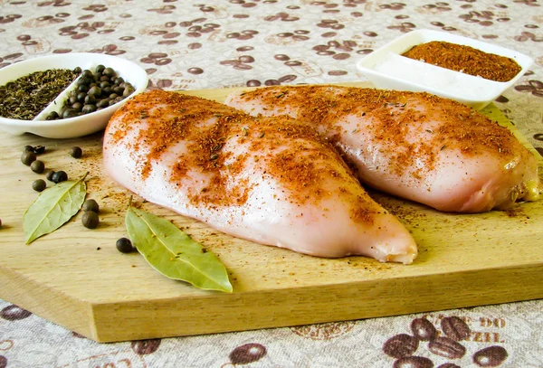 Tavuk göğsü daha fazla kavurma için baharat ile terbiyeli.