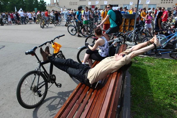 Moskova, Rusya-20 Mayıs 2002: geleneksel şehir Bisiklet geçit töreni, başlamadan önce streching katılımcı