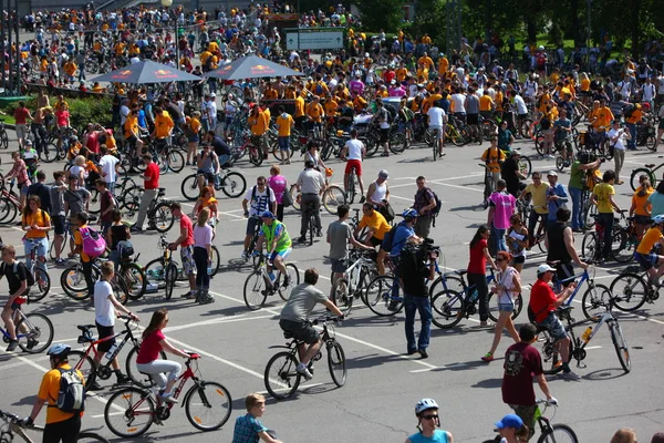 Moskova, Rusya-20 Mayıs 2002: geleneksel şehir Bisiklet geçit töreni, katılımcı toplamak